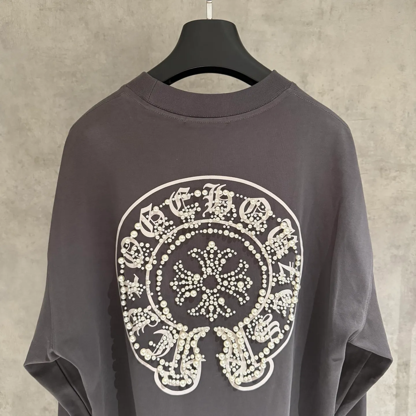 🅿️350 [Strict quality control] CH Croixin's new long-sleeved sweatshirt T-shirt. Heavy 420g double yarn fabric. Three-dimensional printing on the back panel ➕ bubble beads on the front and back. The whole garment is washed twice. The four sides are frayed and torn. Heavy fabric. The neckline is made of icy Solona. Loose fit. Deep, wide and stylish. No deformation or shrinkage. Color: 3 colors, black, white and gray. Size: M-2xl